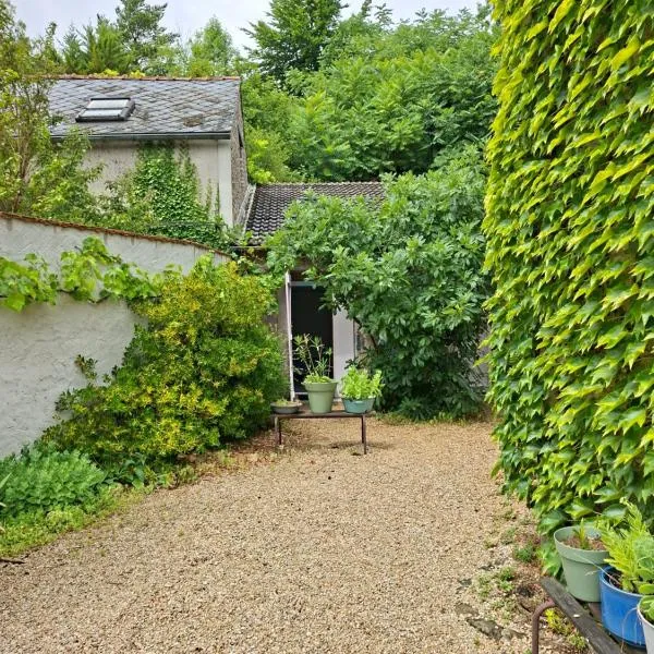 Studio privé à la campagne，位于吉维瓦尔的酒店