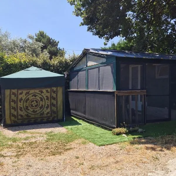 Chalet de 25 m2 avec jardin, piscine et spa uniquement accessible en juin sept，位于洛尔格的酒店
