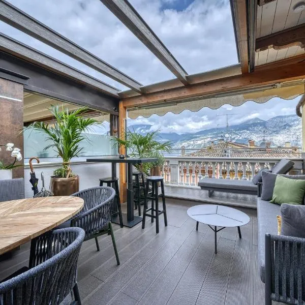 City CENTRAL Apartment - Attico Porto Brenzone -lakefront rooftop terrace，位于布雷佐内加尔达的酒店