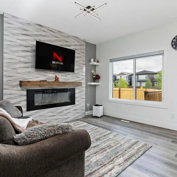 The Happy place - Luxurious, Cozy and Modern Home with 4 bedroom Air-condition, Netflix, Free Parking close to Airport and West Edmonton Mall，位于埃德蒙顿的酒店