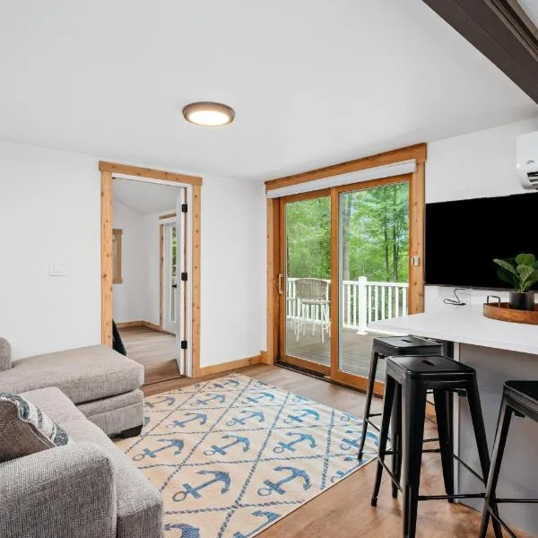 Arbutus Lake-Pine Forest-Pontoon Rentals，位于特拉弗斯城的酒店