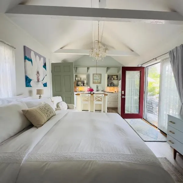 Recharge at Tranquil Sea Salt Cottage in Historic Wiscasset，位于Wiscasset的酒店