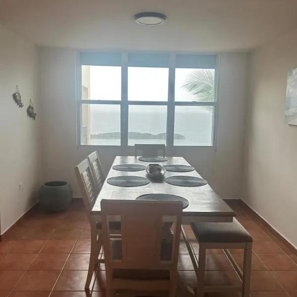 The Yellow House: Fully Equipped, Spectacular Beach View，位于马纳蒂的酒店