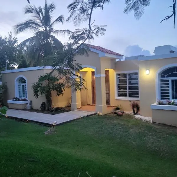 The Yellow House: Fully Equipped, Spectacular Beach View，位于马纳蒂的酒店