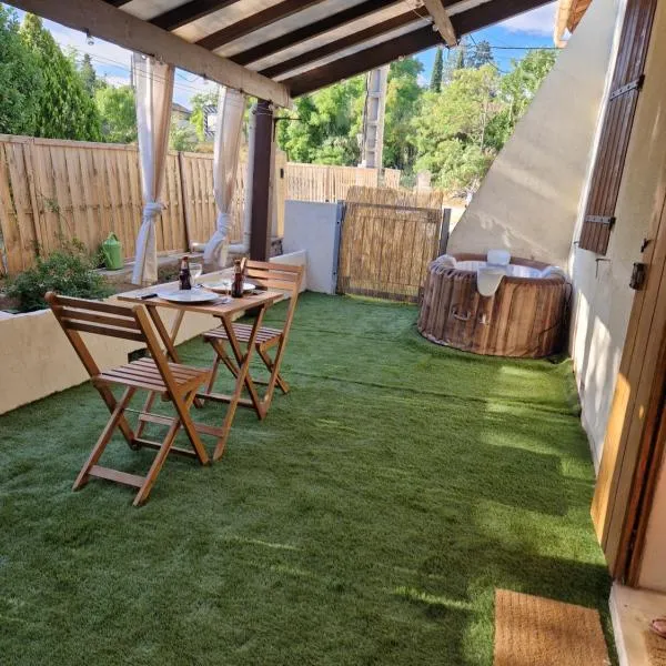 Spa et lit baldaquin，位于Saint-Pargoire的酒店