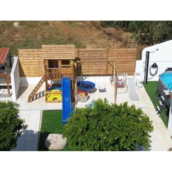 Santinho House - com carregador de carros eléctricos，位于费雷拉杜阿连特茹的酒店