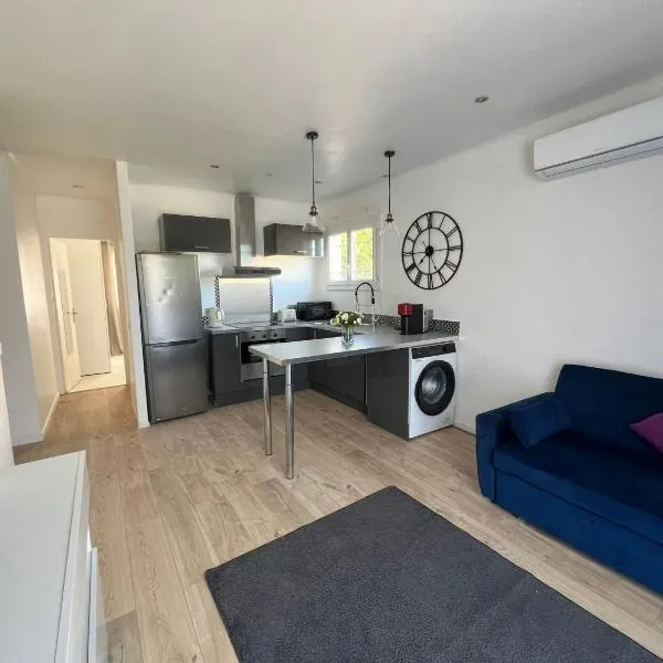 Sunny 1 Bedroom with Balcony，位于瓦洛里的酒店