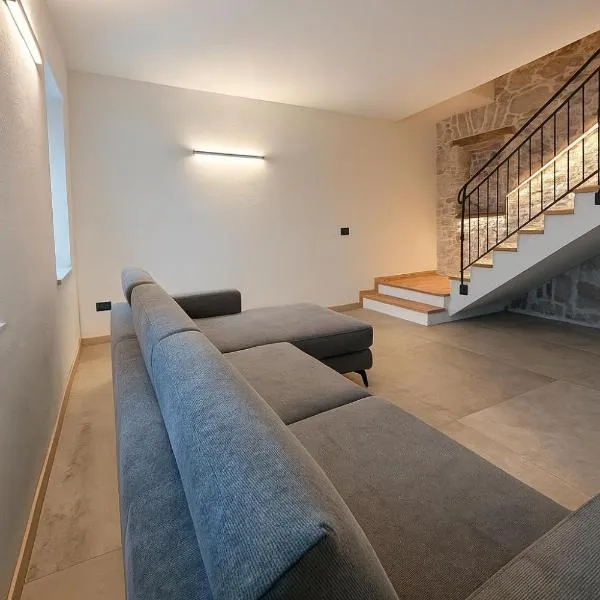 Ca' Santina Rooms & Shared Kitchen，位于Stoccareddo的酒店