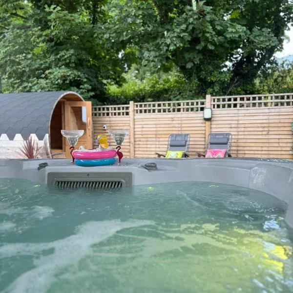 Paddock Pod - Sleeps 4 & Roofed Over Private Hot Tub & NEW SAUNA，位于Burnfoot的酒店