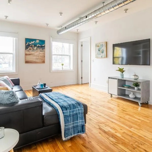 Stylish & Pet-Friendly 2BR Suite in Trendy Leslieville with Portable AC Nearest Intersection Eastern Ave，位于多伦多的酒店