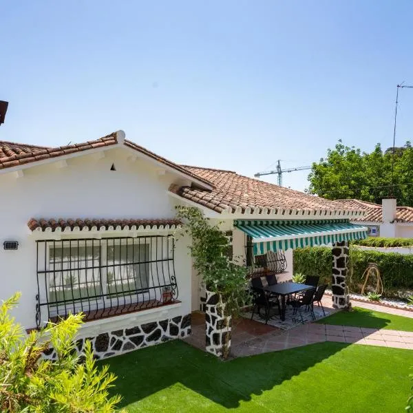 Spacious Malaga House with private walled-in yard，位于马拉加的酒店