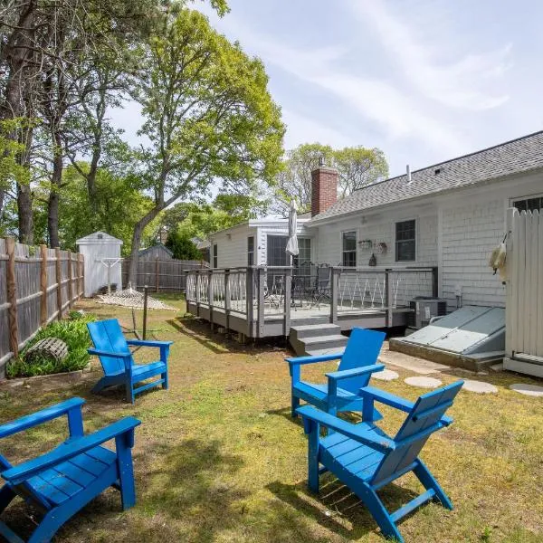 Cape Cod Cottage by Leavetown Vacations，位于丹尼斯港的酒店