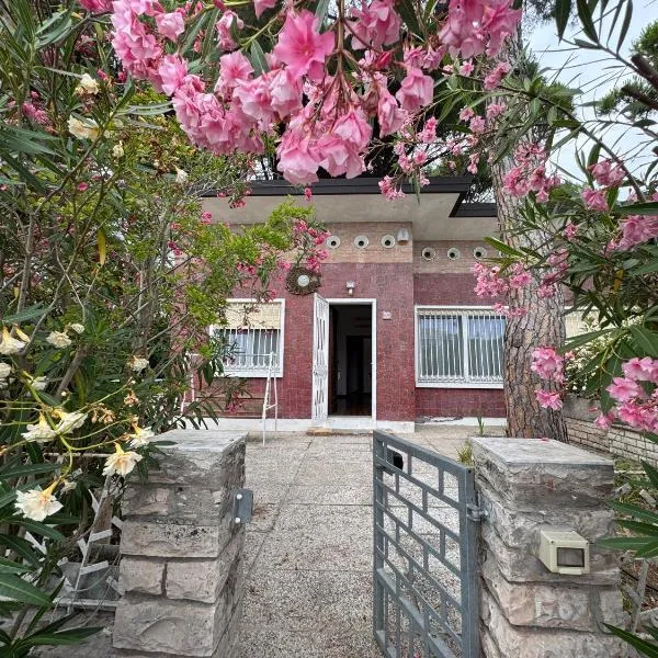 Intera casa, 100 m dal mare, grande giardino，位于利多迪耶索罗的酒店