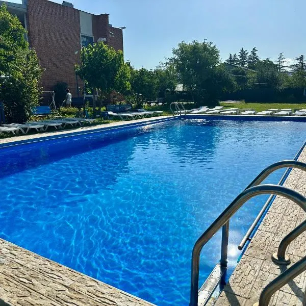Napoli Nataxtari hotel,pool,bar,kamping，位于Natakhtari的酒店