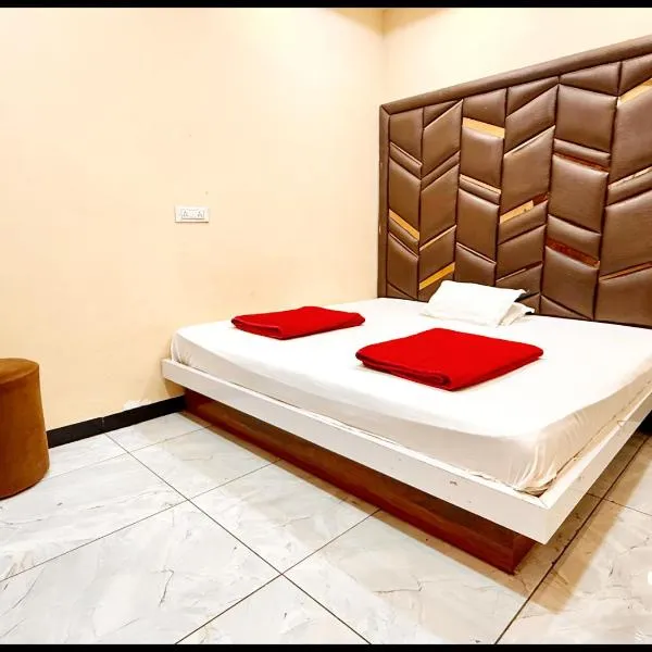 Near Mahakal Temple Hotel S U N # c !Ujjain,Near Railway station -Fully Air conditioned Rooms And Spacious, with Wifi And Parking- BEST HOTEL IN UJJAIN，位于乌贾因的酒店