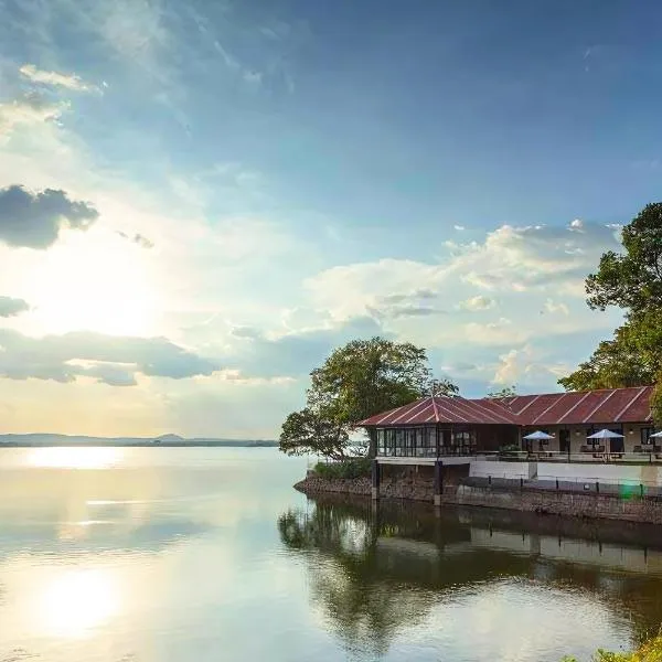 EKHO Lake House，位于波隆纳鲁沃的酒店