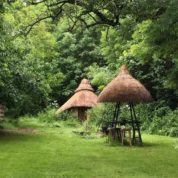 Thatched Roundhouse in Somerset Woodland，位于马托克的酒店