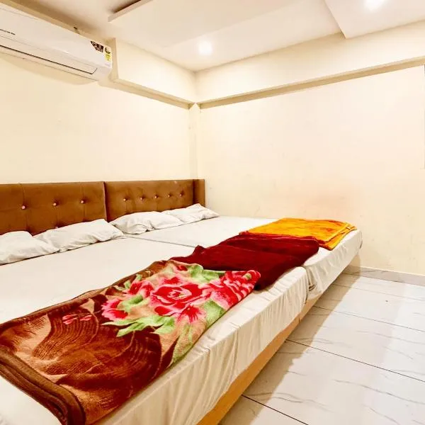 HOTEL APPLE G STAY Near Shri Mahakaleshwar Jyotirlinga Temple - Fully Air Conditioned Hotel - Free Wifi & Parking - Excellent Customer Service Awarded，位于乌贾因的酒店