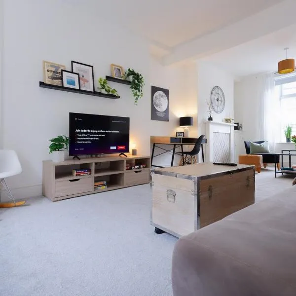 3 Bed Modern Cottage near Hiking Trails & Parks，位于Llwyn-y-pia的酒店