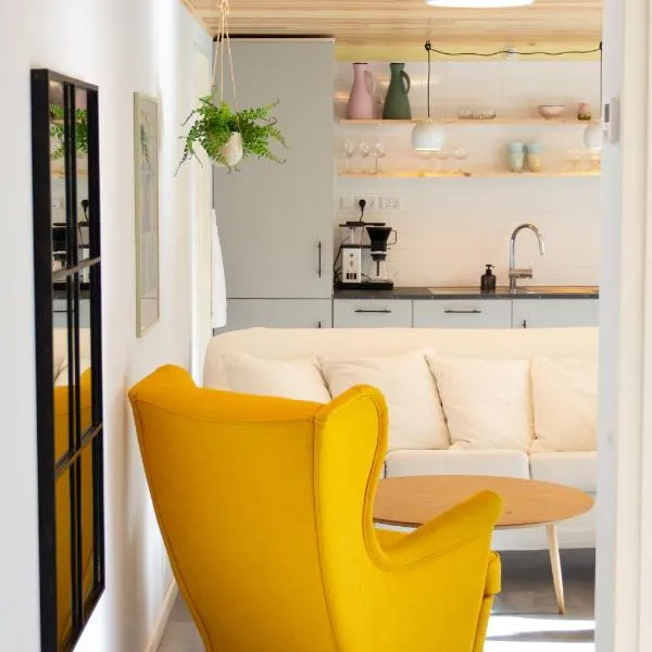 Colorful brand new apartment with free parking，位于托尔斯港的酒店