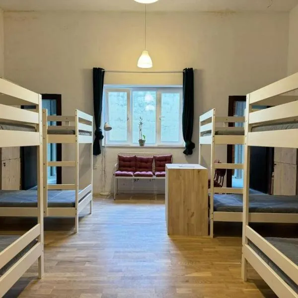 Dragon's Den Hostel，位于Balzan的酒店