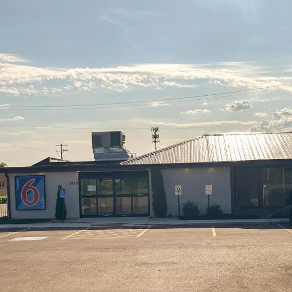 Studio 6 Rockford, IL – RFD Airport，位于罗克福德的酒店