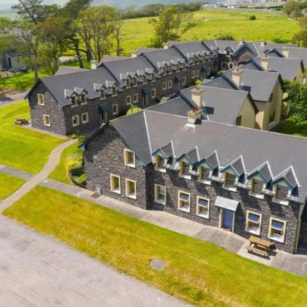 Dingle Courtyard Holiday Homes 3 Bed Sleeps 6，位于丁格尔的酒店