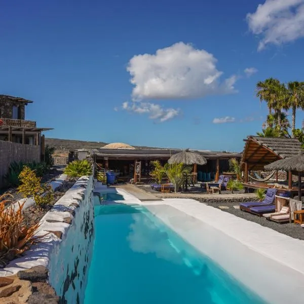 Finca De Arrieta Village - Yurts and Stone Cottages - Shared Pool - Walking distance to Arrieta Beach - Off Grid，位于Tabayesco的酒店