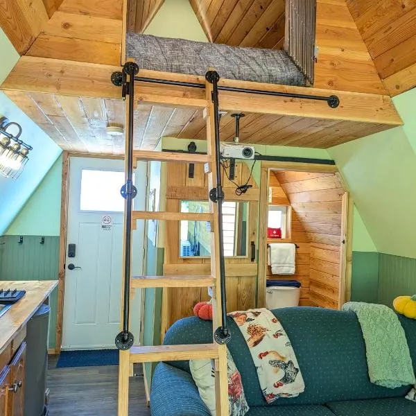 Farmhouse cabin on family farm，位于鲍威尔里弗的酒店