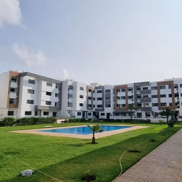 Luxueux Appartement Familial à Harhoura, Rabat Piscine & Plage à pied，位于特马拉的酒店