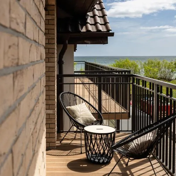 Bursztynowy Widok - apartament z bezpośrednim dostępem do plaży oraz widokiem na morze，位于雷瓦的酒店