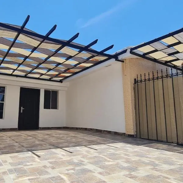 Casa cómoda y completa con 2 camas king size y 1 cama twin，位于华雷斯城的酒店