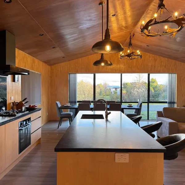 Brand New 4BR Alpine Home Near Turoa Ski Field，位于奥阿库尼的酒店