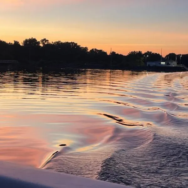 The Lakehouse Bell B&B，位于Lacolle的酒店