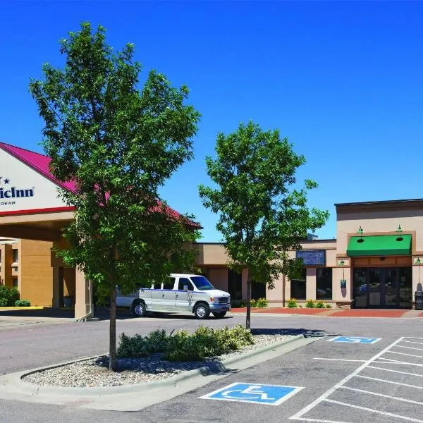 AmericInn by Wyndham Watertown，位于沃特敦的酒店