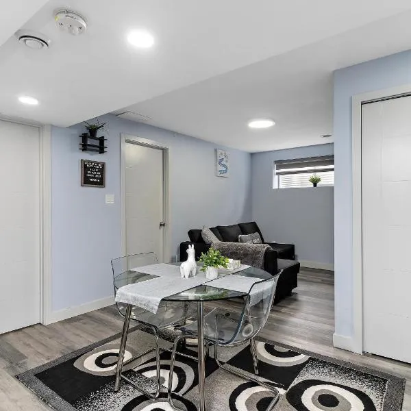 The Cozy Cove - Modern Private Basement Suite with Comfort & Charm, Free Parking, WiFi, Netflix Close to airport & 18 minutes to West Edmonton Mall，位于埃德蒙顿的酒店