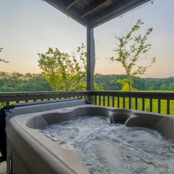 Spacious Cabin in Sevierville, Sleeps 12 - Arcade and Foosball , Hot Tub, Fire Pit - Close to Dollywood，位于赛维尔维尔的酒店