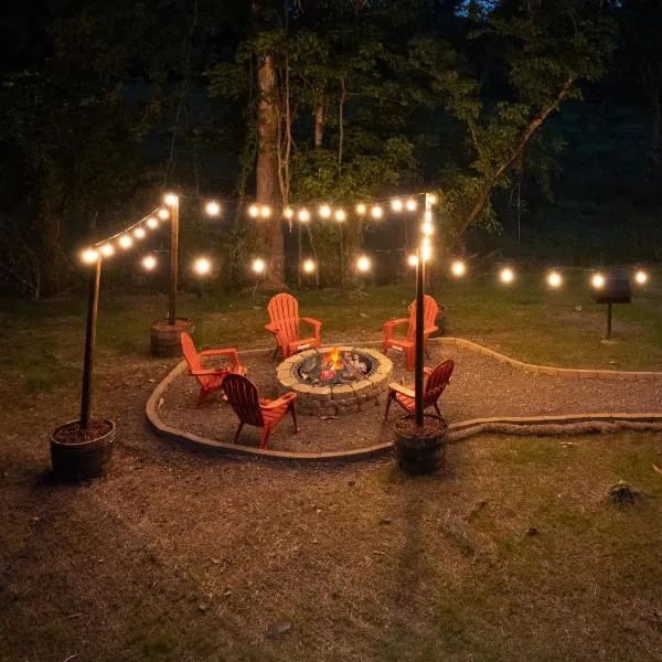 Sleeps 12 - Cozy 4BR Cabin with Hot Tub, Game Room, Fire Pit & Close to Dollywood，位于赛维尔维尔的酒店