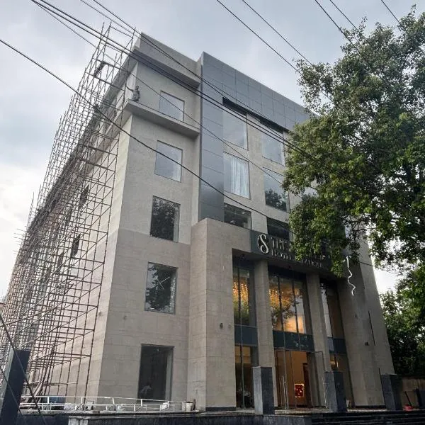 The Supreme Hotel and Banquet，位于加雅的酒店