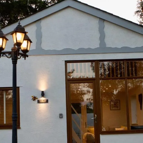 Honey Bee Cottage Tiny House Welshpool，位于威尔斯浦的酒店