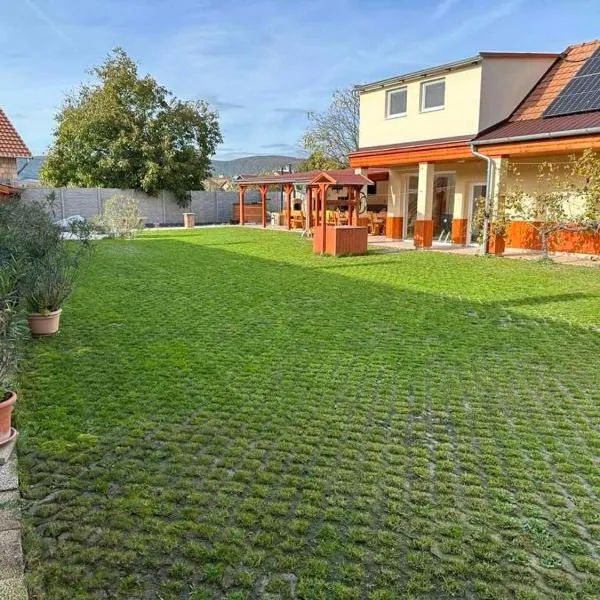 Tündérrózsa Vendégház Pásztó，位于Pásztó的酒店