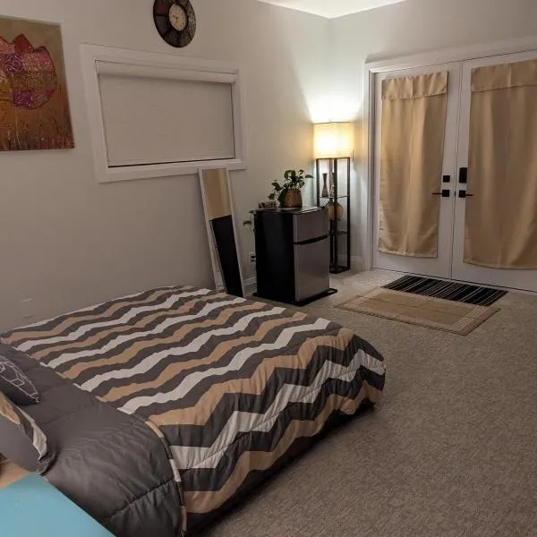 Spacious Luxury walk out Basement，位于基奇纳的酒店