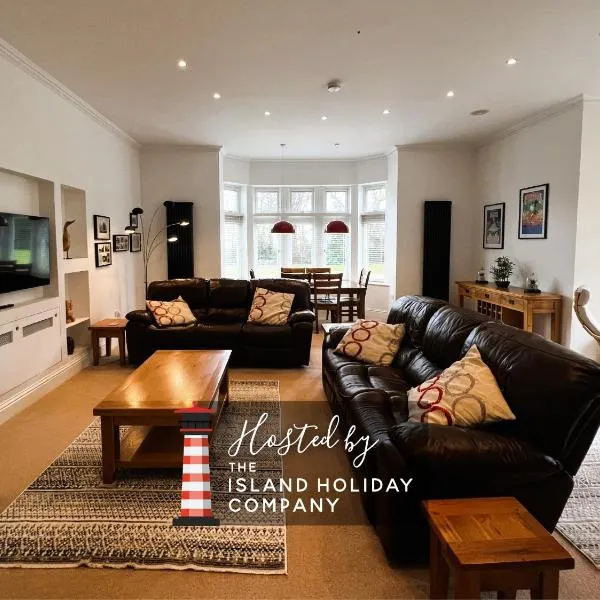 2 Shanklin Manor - Ground Floor apartment overlooking Park in Shanklin Old Village，位于尚克林的酒店