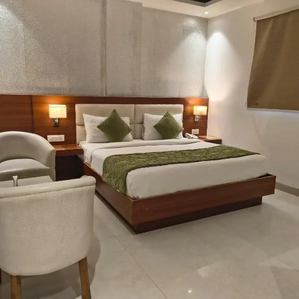 Hotel Aman Suites at Delhi IGI Airport by Arch Group，位于新德里的酒店