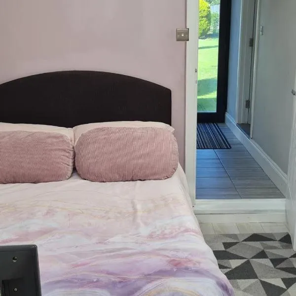1 Bed-Sleeps 2-Parking-Garden-2 min train station，位于哈洛的酒店