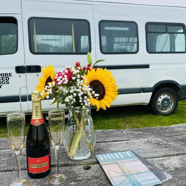 Quiet peaceful relaxing off grid Campervan Seaview and Ponies，位于卡比斯贝的酒店
