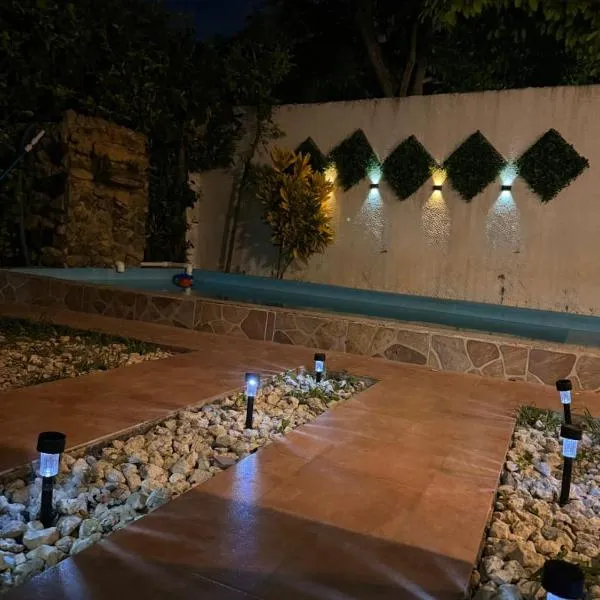 Casa de campo con piscina, aire acondicionado, estacionamiento privado con BBQ，位于巴兰基亚的酒店