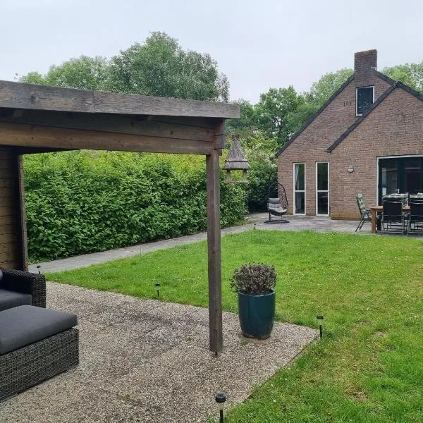 Vrijstaande woning met jacuzzi in grote tuin，位于Ewijk的酒店