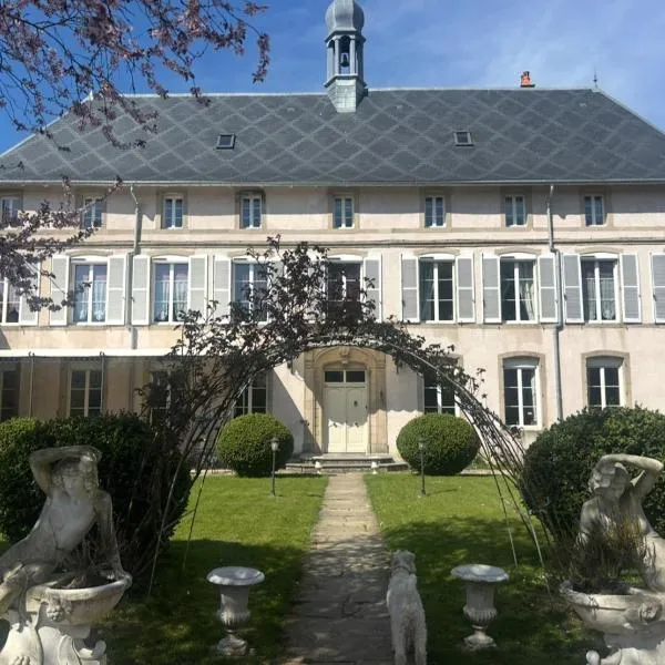 Le Château de Failloux, Piscine intérieure，位于埃皮纳勒的酒店