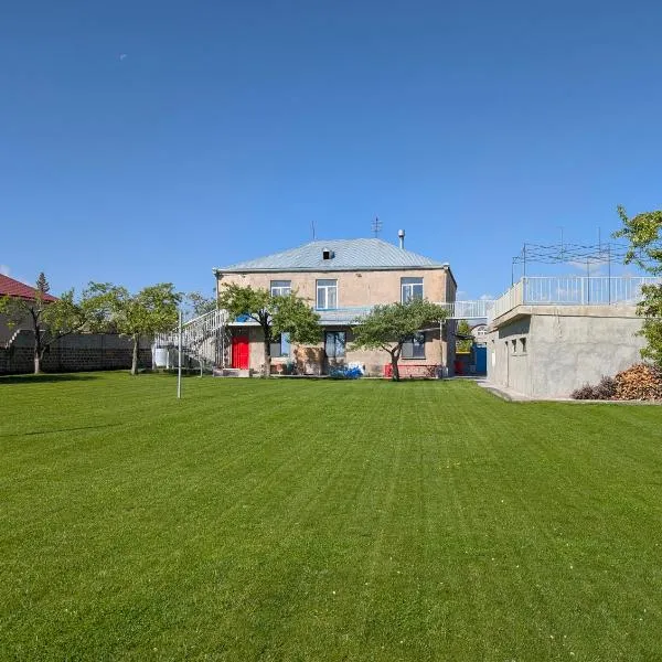 PATATES Guesthouse - Private Villa with Garden Near Lake Sevan, Martuni，位于Martuni的酒店
